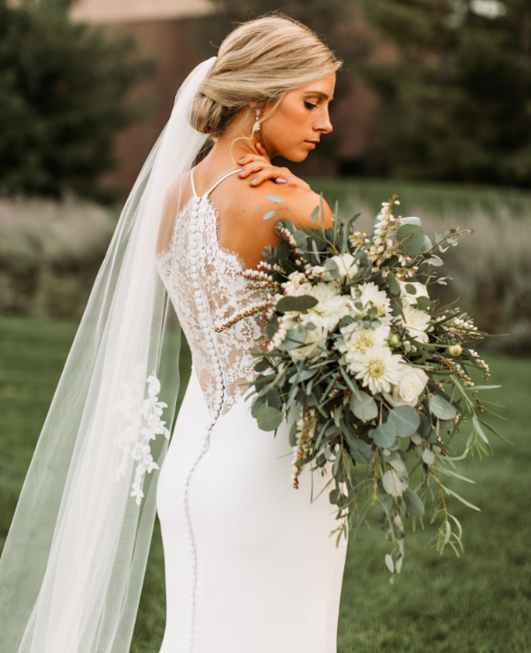 10 Kelly Faetanini Real Brides &amp;amp; Their Wedding Dress Accessories. Desktop Image
